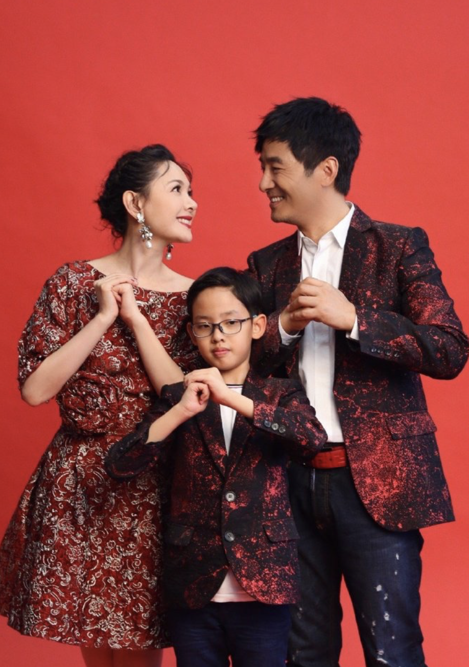 程莉莎小年晒一家三口全家福,儿子长相帅气酷似郭晓东