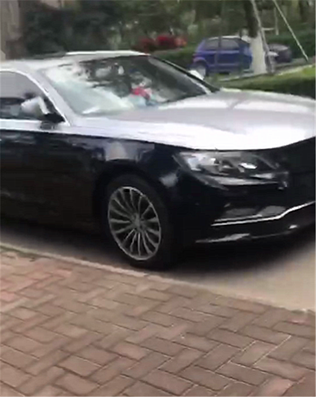 14万众泰z700改"迈巴赫风格",全车双拼色,上街回头率5颗星