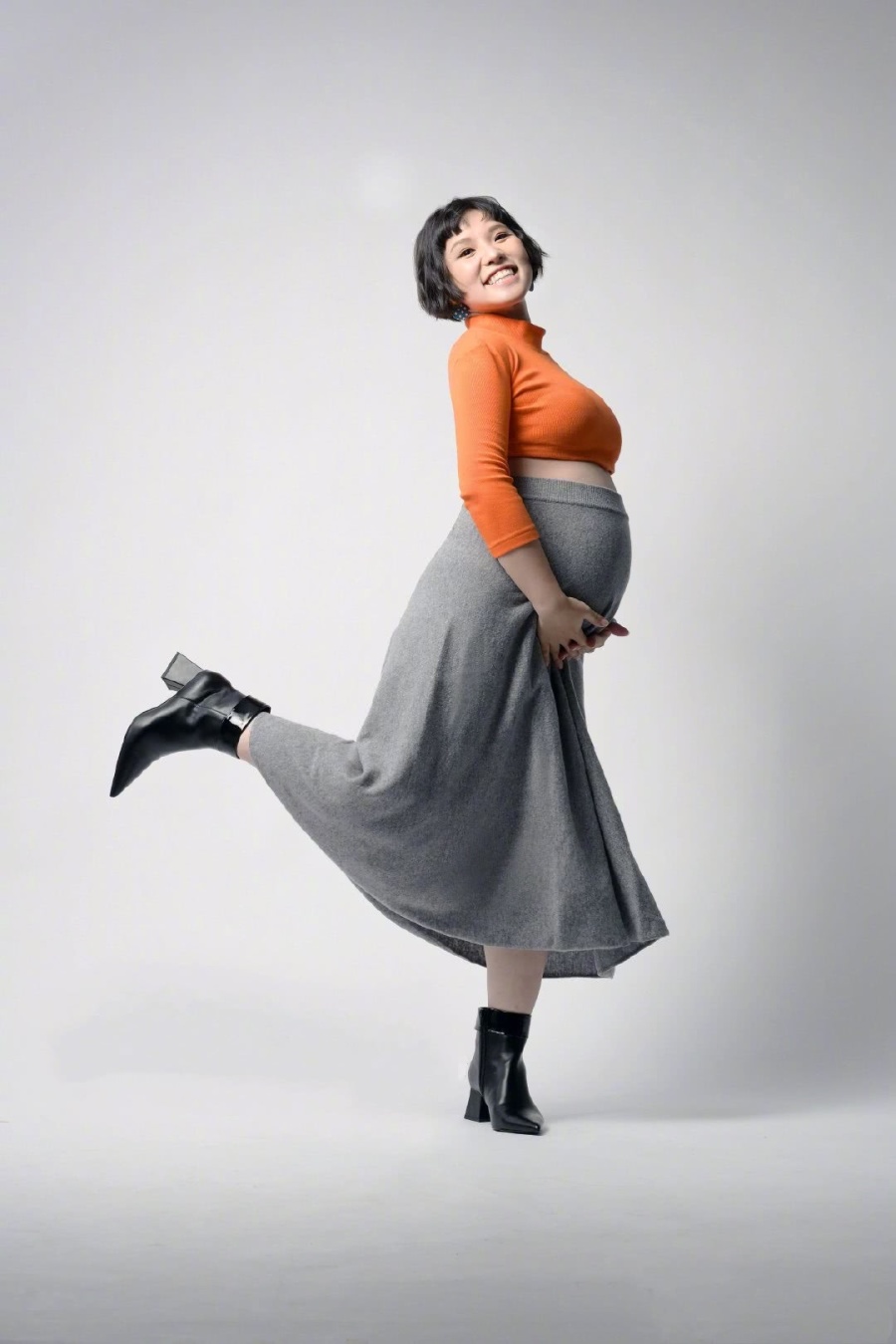 谢依霖主动脱裙露孕肚,吐槽怀二胎后状况,全家没一个人尊重她