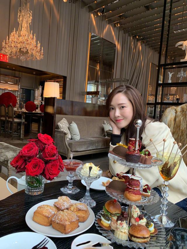 郑秀妍晒"名媛"生活,穿紧身牛仔裤秀脚踝,好气质遮不住!