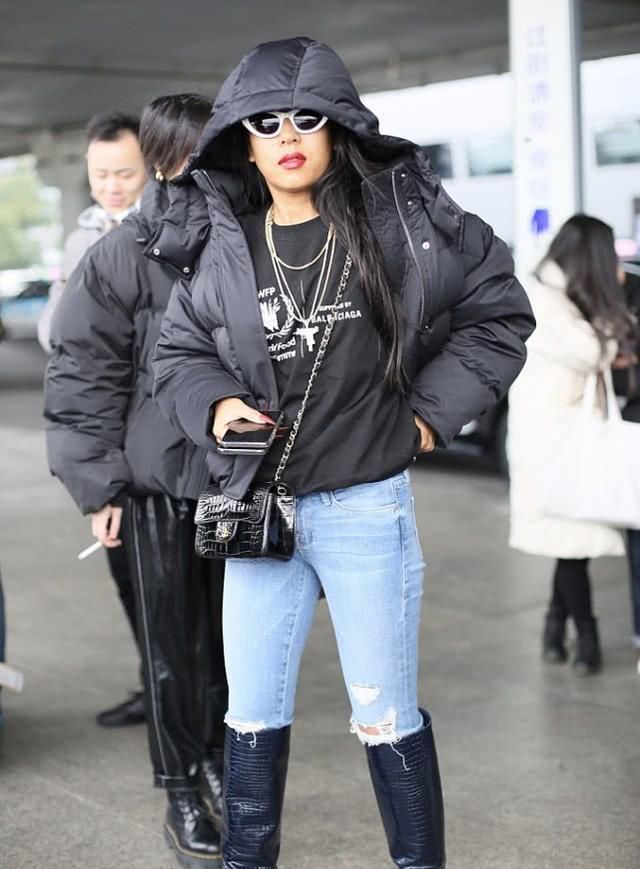 吉克隽逸一身保暖装现身春晚彩排,穿紧身牛仔裤配长筒靴