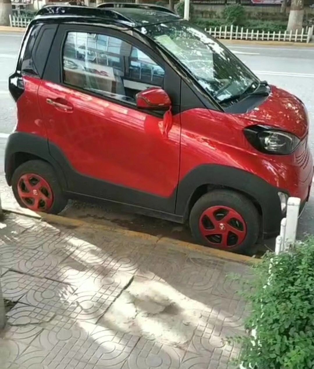 会是这么另类的长相——只有传统汽车的1/2大小,只有两个座位,不加油