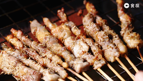 吃烧烤就得来一把才过瘾!撒上孜然,辣椒.