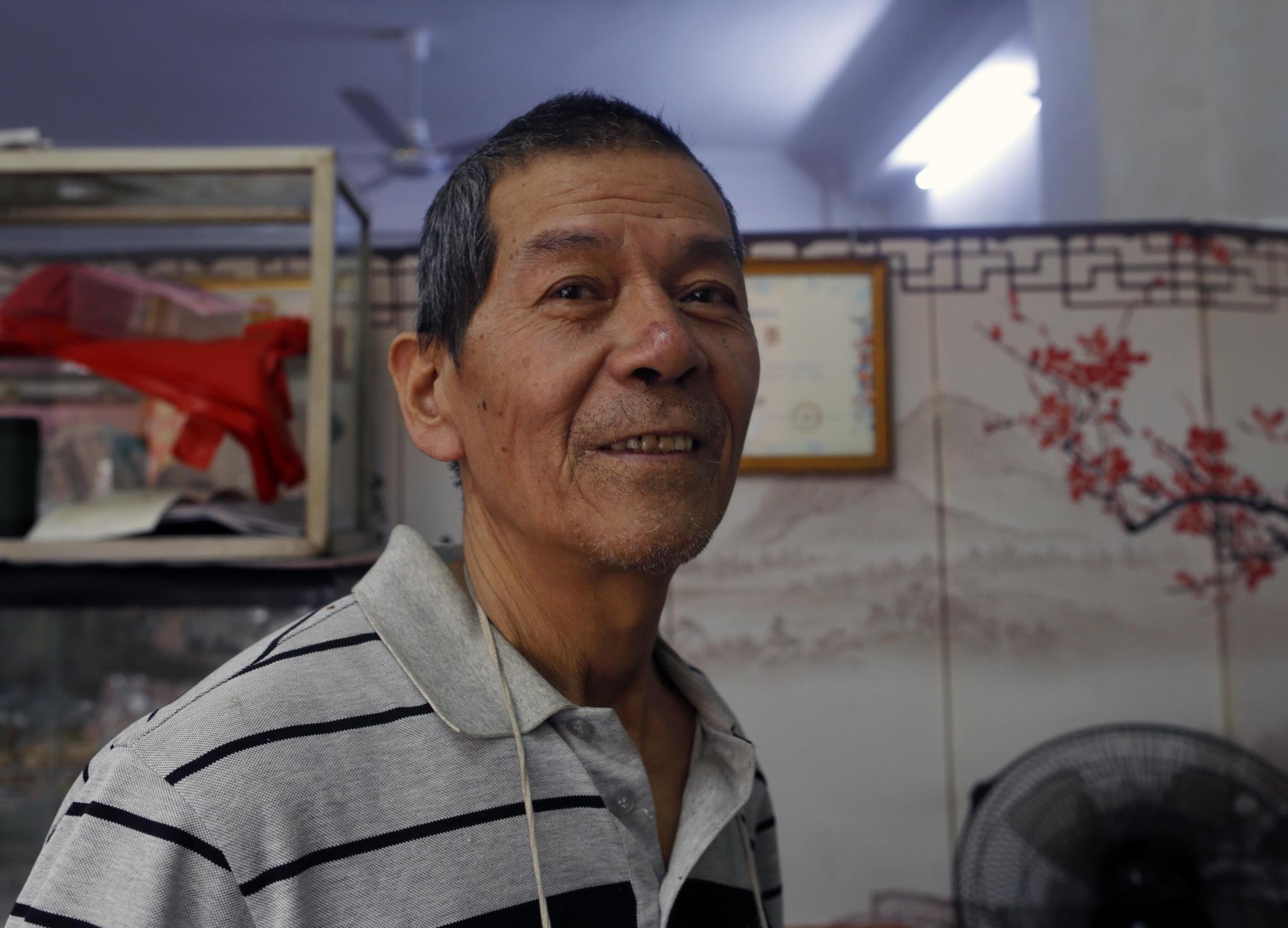 6旬大伯做满煎糕39年5分钟搞定一片20元小店门口每天排长龙