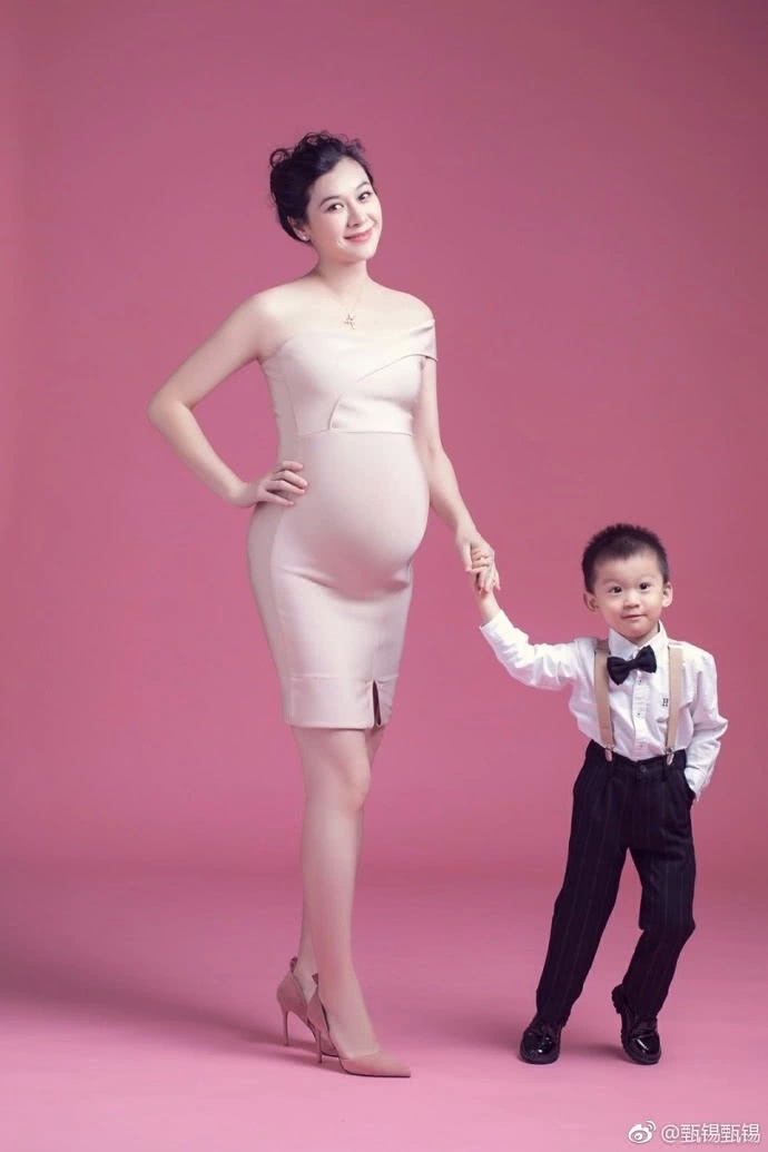 28岁嫁给了发胖的黄海冰,结婚四年生下一儿一女,今32岁仍然漂亮