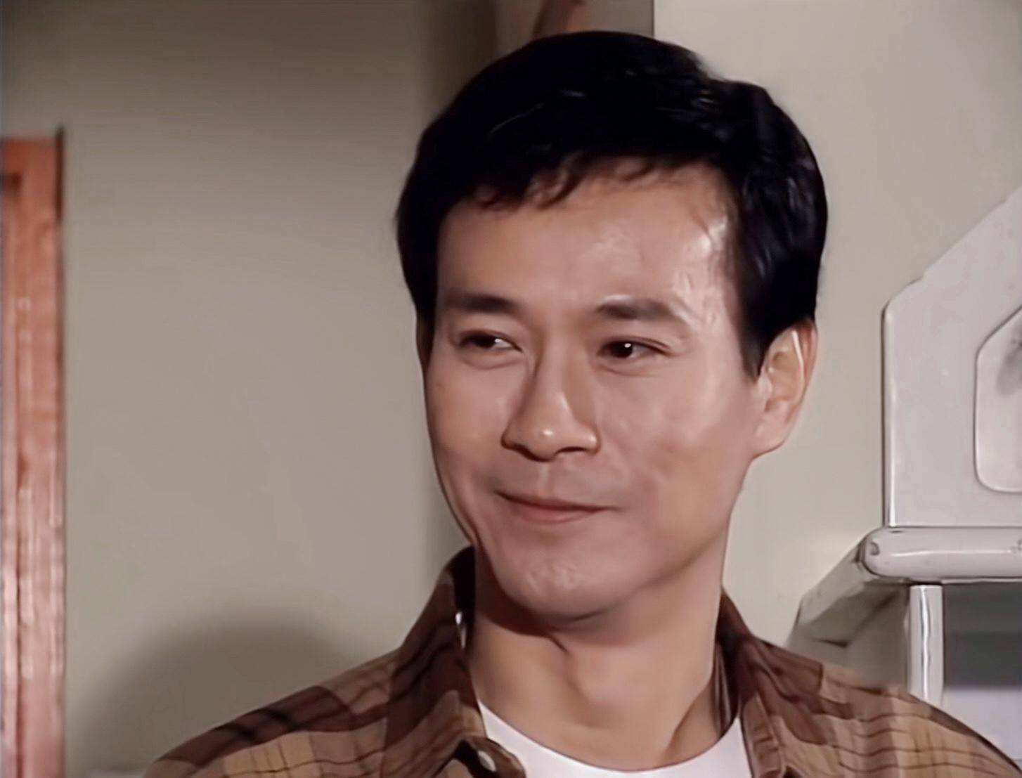 郑少秋在香港演艺圈是个不老的传奇,年轻时塑造了很多的经典形象,让