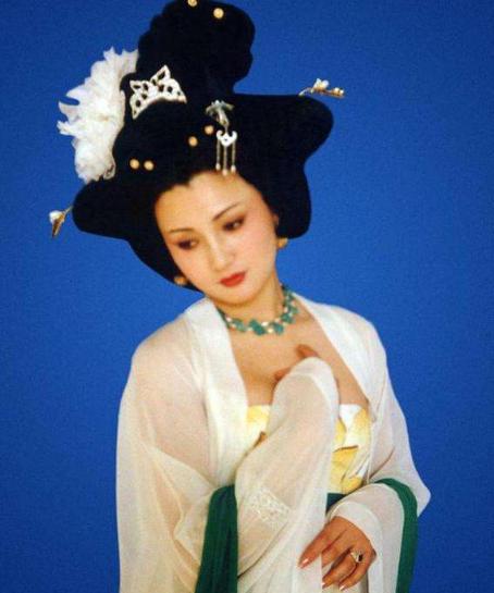 她是最美的杨贵妃年过半百风韵犹存如今像小女孩一样自娱自乐