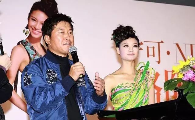 51岁满文军复出,13年前一曲成名后抛妻女,却被二婚妻子葬送前程