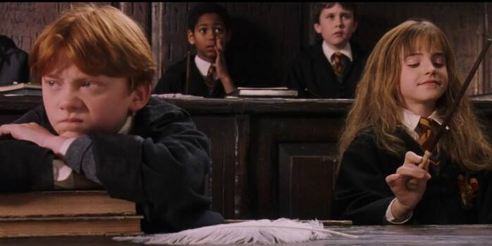 一次魔咒课上,弗立维教授教了学生们飘浮咒后让他们分组练习,罗恩和