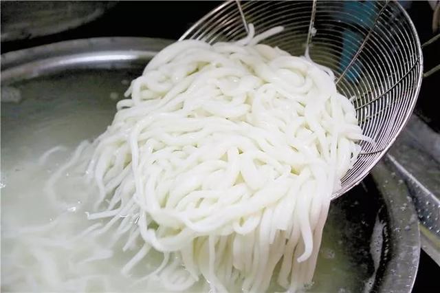 店铺推荐:财记濑粉恩平老字号主打老药材汤底,汤底鲜香浓郁.