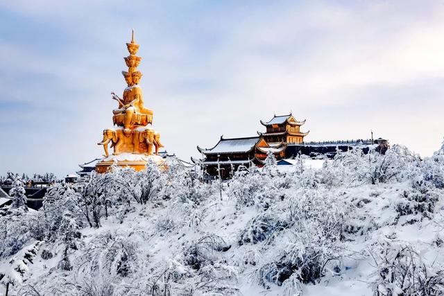 天晴时,阳光洒满银色佛国,矗立金顶之巅的十面普贤像,在白雪的折射下