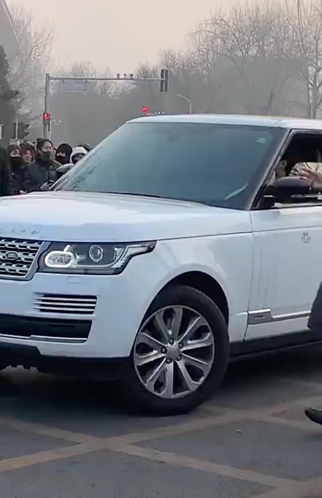 王俊凯自驾豪车参加央视春晚第三次联排尼格买提黄晓明等现身