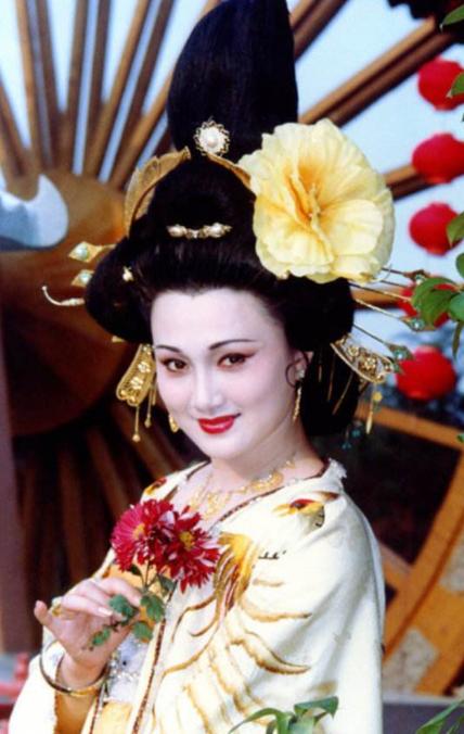 她是最美的杨贵妃年过半百风韵犹存如今像小女孩一样自娱自乐