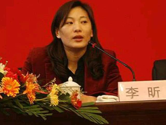 退役后他们都走到了教练岗位,李昕比巩晓彬退役的要早,她曾担任北京