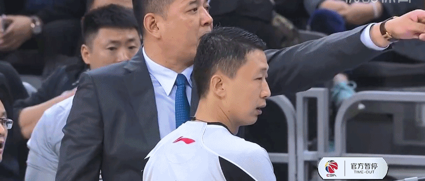 从转播镜头看,巩晓彬疑似与广东队的助教发生了冲突,巩晓彬连续国骂对