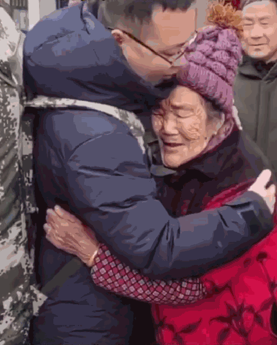 一组军人探亲回家的偷拍太好哭了