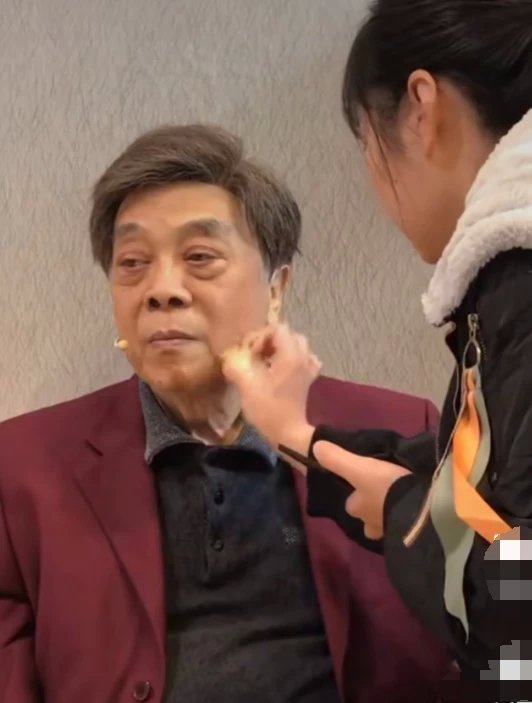 赵忠祥生前最后补妆画面曝光把最佳状态留给观众当时行动不便