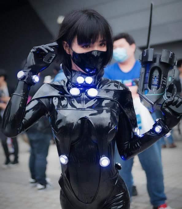 漫展里的皮衣coser小姐姐,为何都喜欢戴面罩?两个原因太真实!
