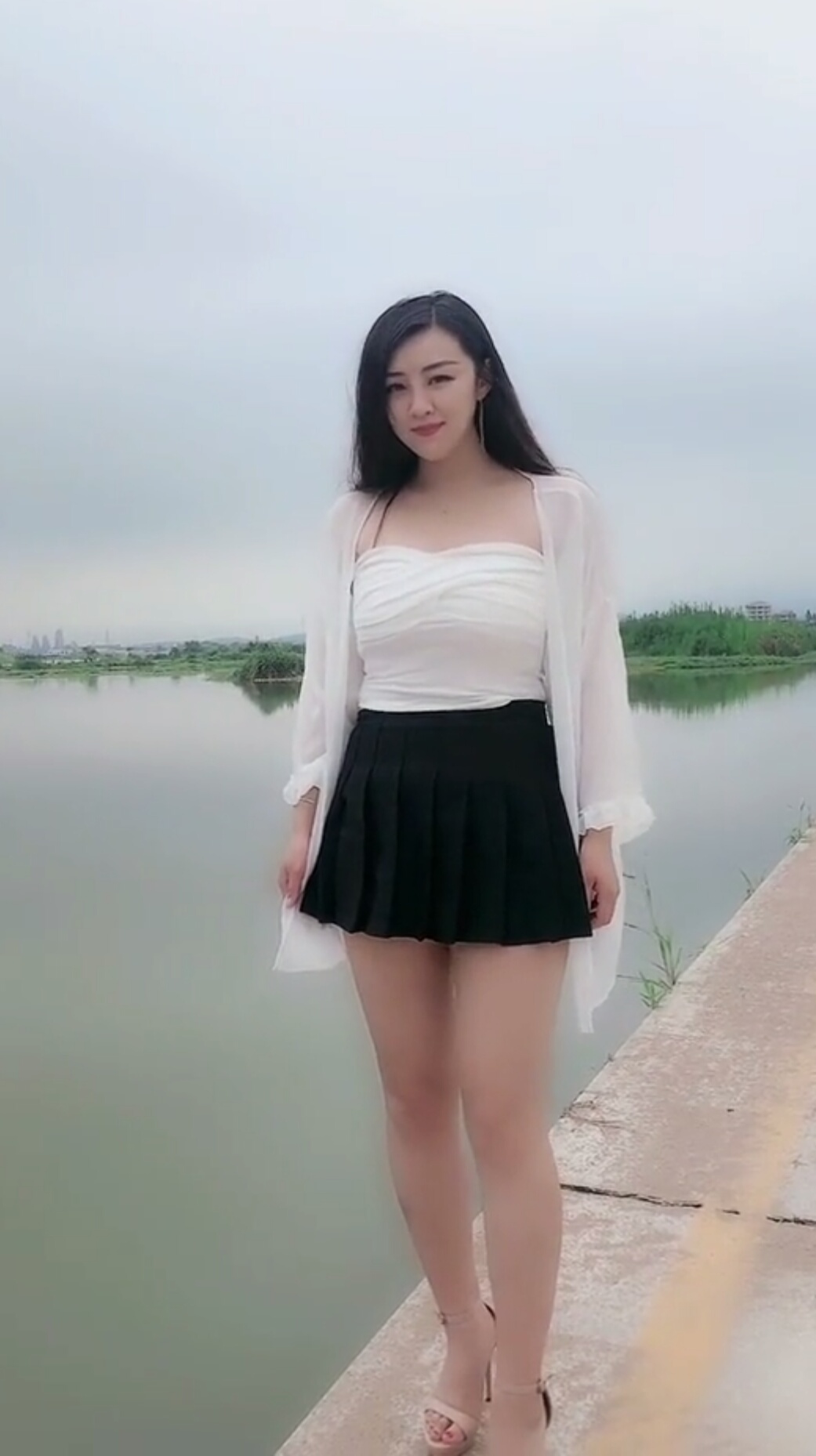 在河边散步的微胖美女,微风吹来,展现出迷人的风采