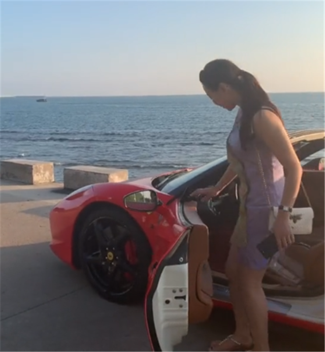 95后白富美的生活背上万包包开着法拉利458敞篷海边兜风