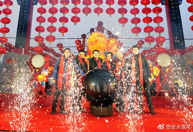 随着启动球电光传动,冷焰火燃起,几十组灯盏从财富文化广场开始依次