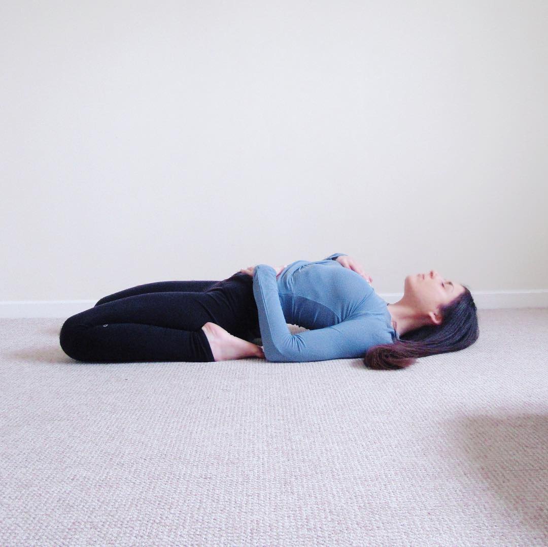 弯过程脊柱不能弯曲,让头部先着地,其次是背部,髋部,在平躺在垫面以后