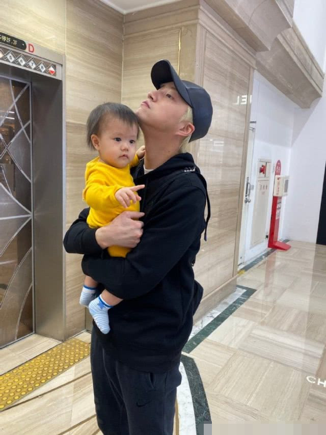 江宏杰与9个月儿子贴头合照否认偏心女儿小小杰表情高冷超酷