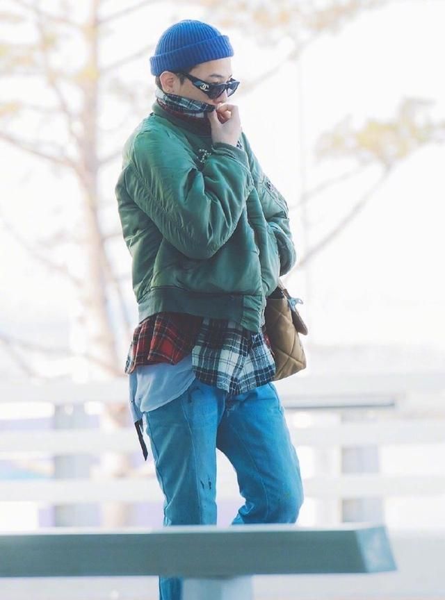 权志龙最新穿搭,格子衬衫搭绿色夹克,"时尚王"也变土了?