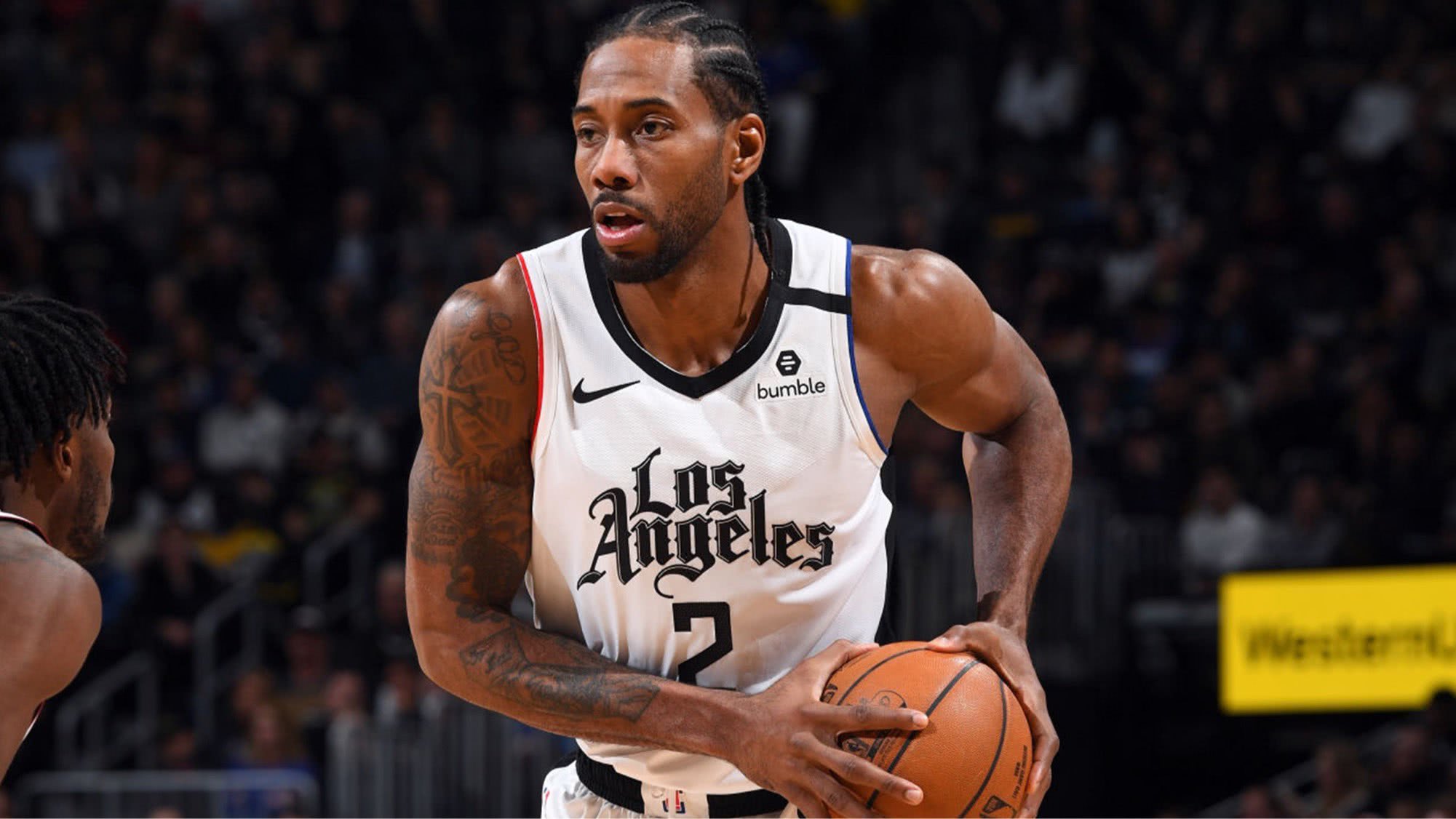 伦纳德调整高科技护膝,机器人的躯壳下