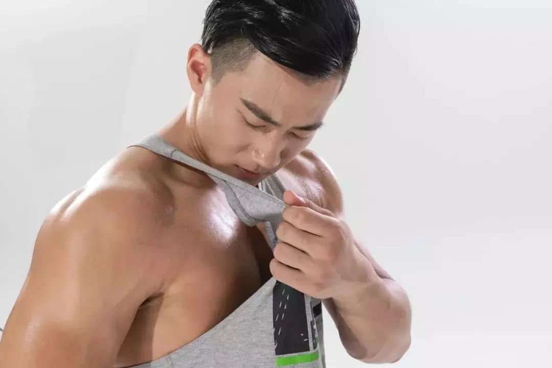 有体味太尴尬?每天用它喷两下,一秒解决异味不再有