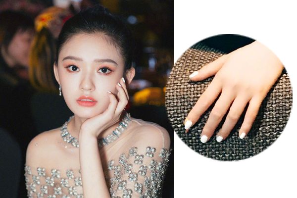 宋茜的手又白又长,搭配上现在流行的闪光美甲,分分钟提起气场.