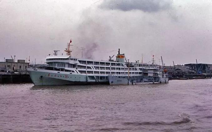 原"东方红17号",其后改名"江申1号"轮也是当时具有代表性的长江客轮.