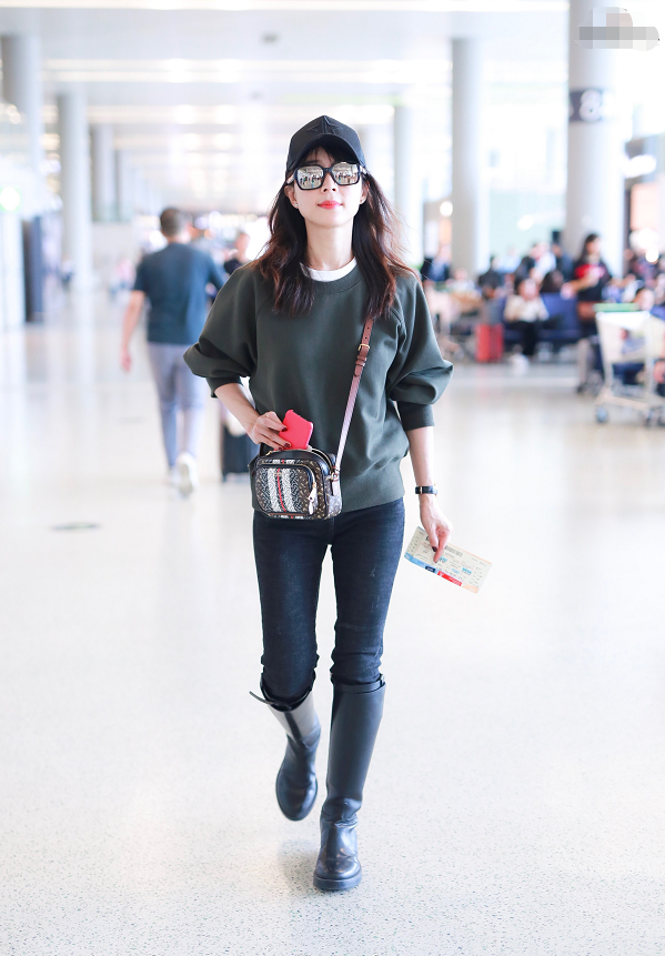 原以为雪地靴够暖了看清张静初的皮草靴单穿毛衣都不觉得冷