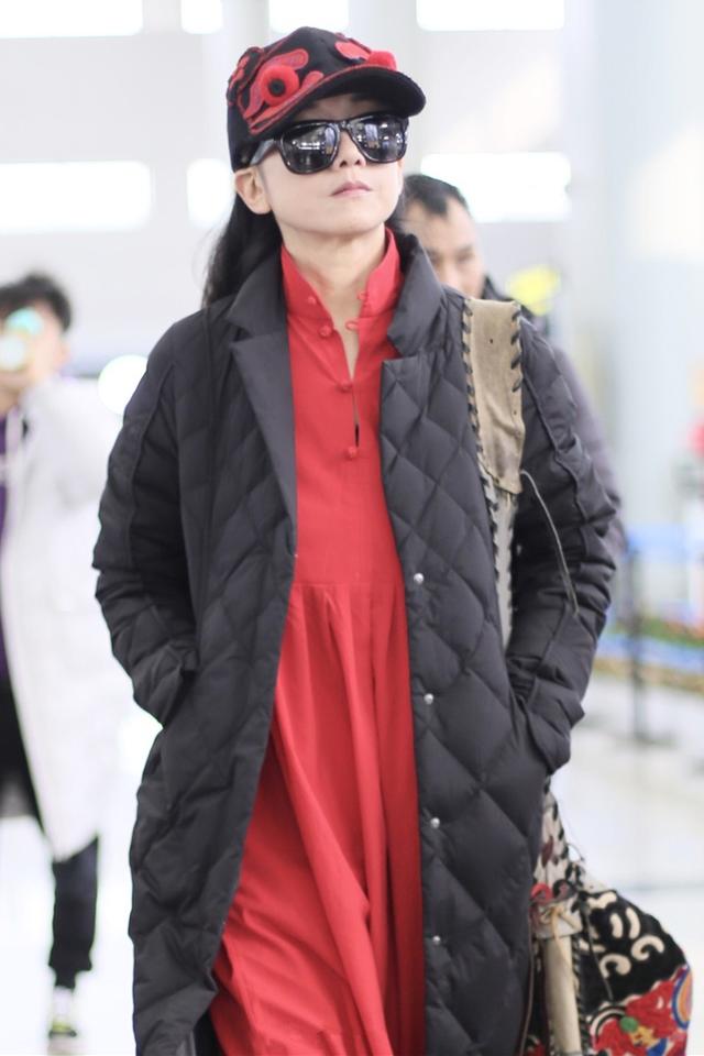 杨丽萍穿红色长袍气质典雅,年过6旬不见皱纹,还染了黄发赶时髦