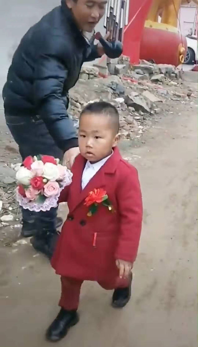 亲叔结婚,小侄子迈着六亲不认步伐“抢亲”,在场宾客无法淡定|小侄子|宾客|熊孩子_新浪新闻