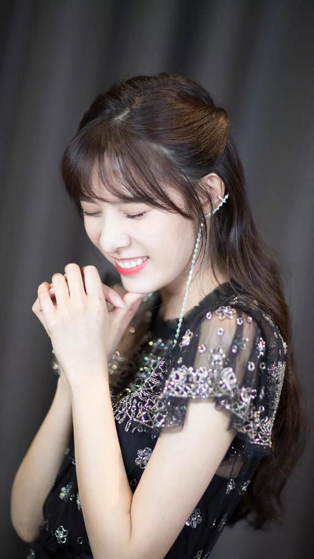 女神宋妍霏被天使吻过吧笑起来冬天像夏天黑色透视裙全是星星