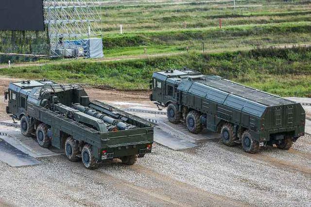新型导弹高调批量列装,发射车22辆导弹44枚,最大射程达500千米