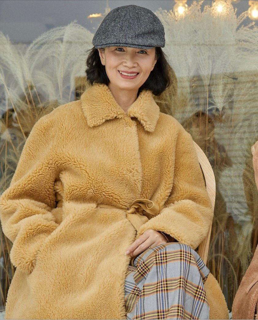 三木博主五十岁的妈妈穿太会穿,精致优雅时髦减龄,高级又显贵气