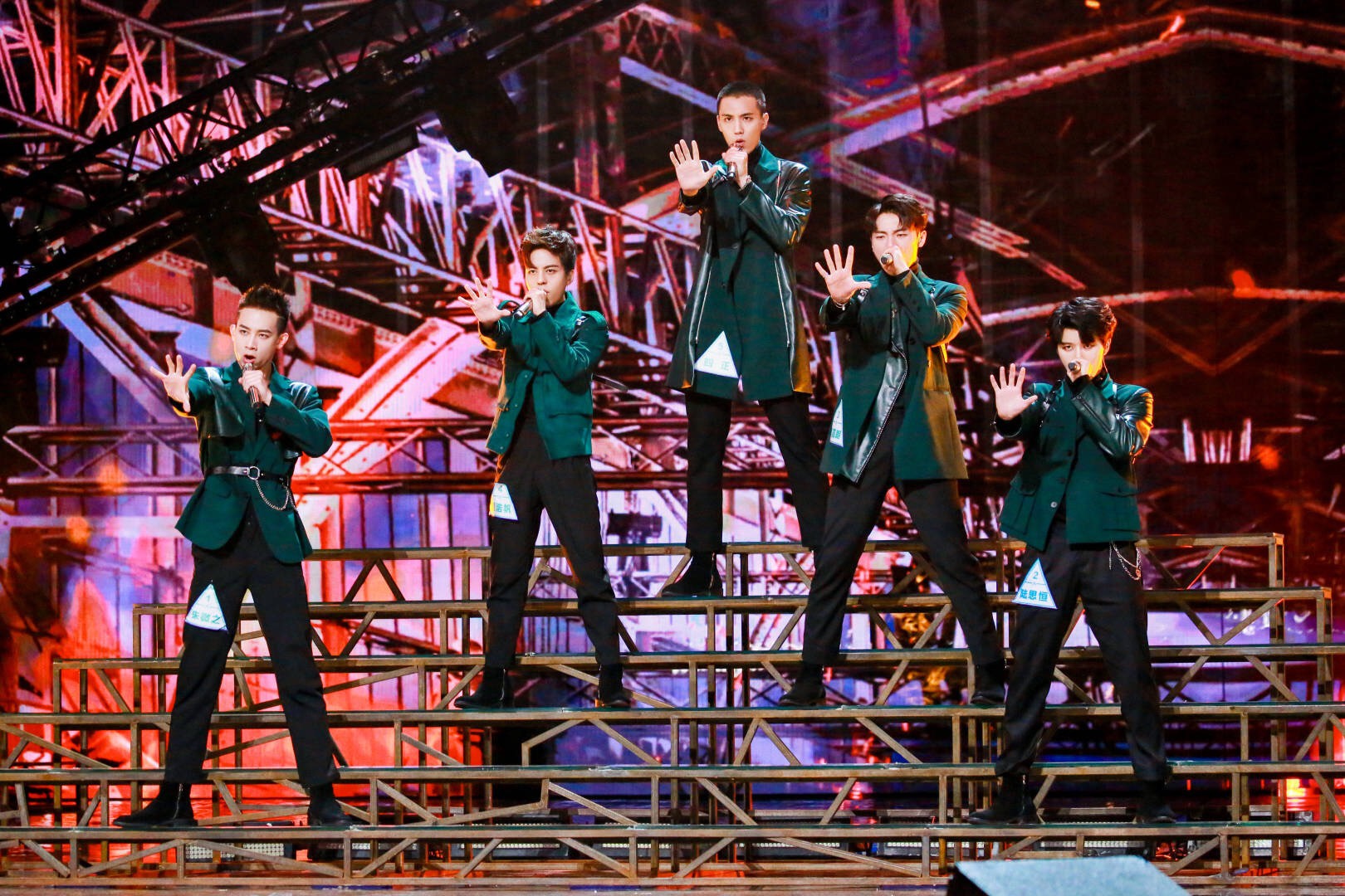 rise土味蹦迪在年会上出圈,好笑的背后是男团的心酸