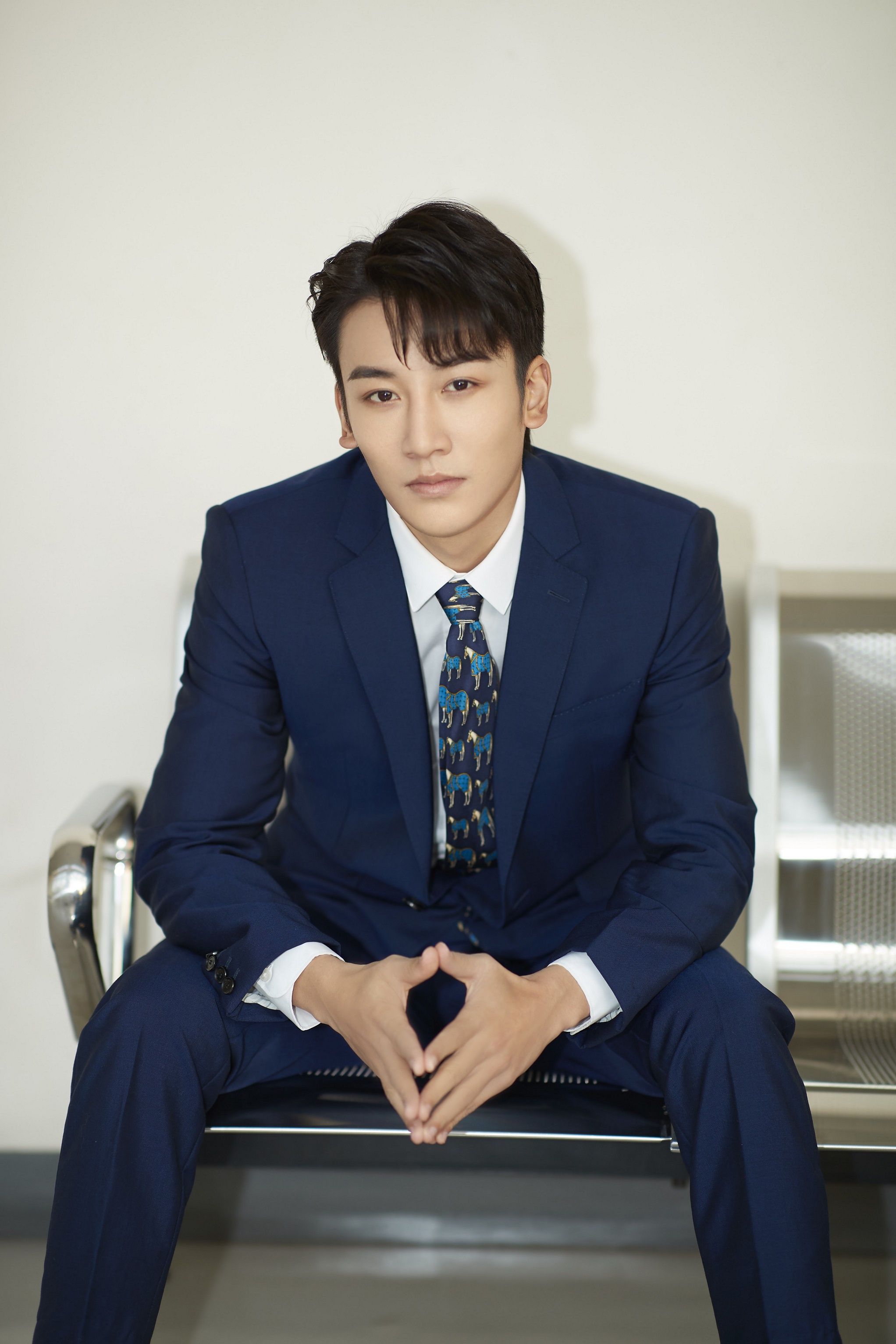 麦亨利出席点赞中国2020电视文艺先锋榜群星盛典传承经典歌颂祖国