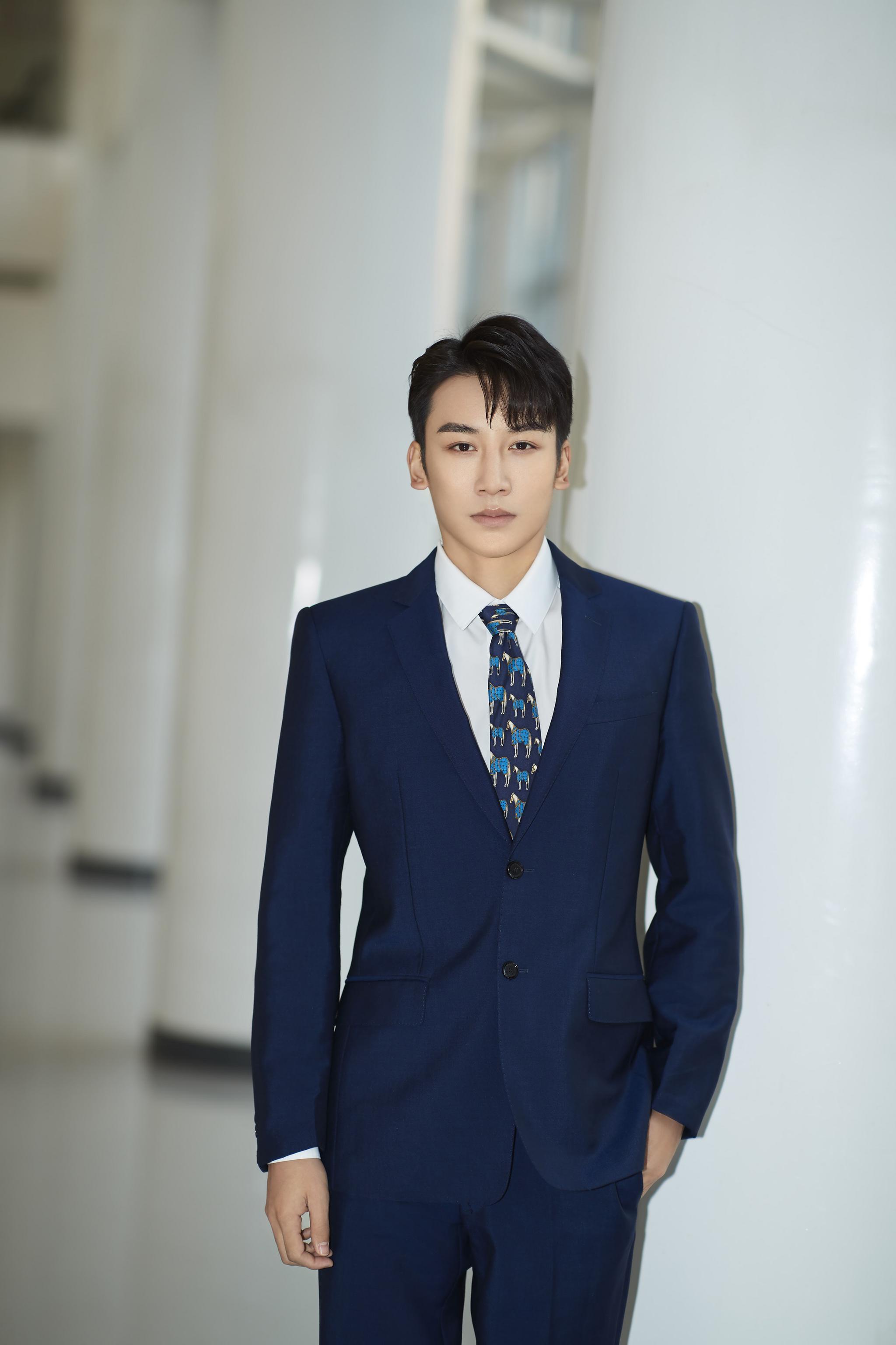 麦亨利出席点赞中国2020电视文艺先锋榜群星盛典传承经典歌颂祖国