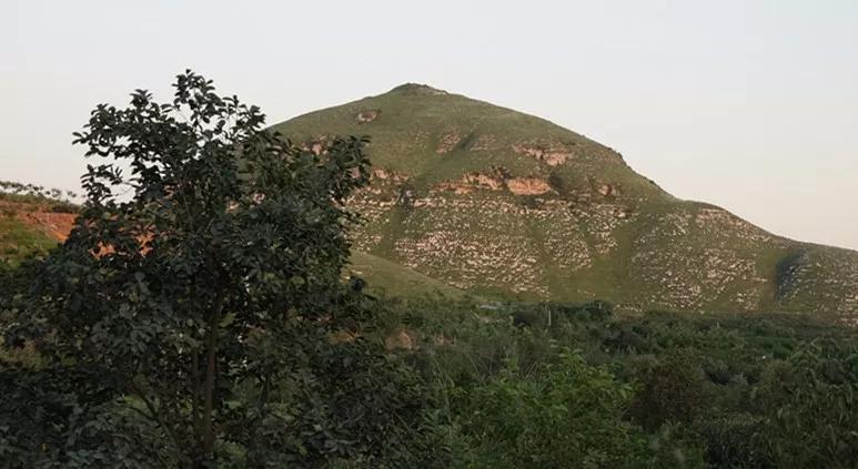 俗称锅顶山.有座山叫釜山,在徐水