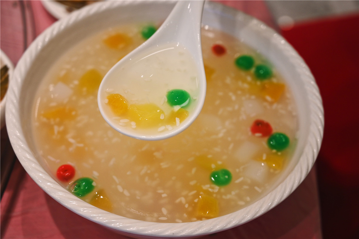 日子,我每天都品尝到不一样的美食,我印象最深刻的是炕洋芋和高香汤