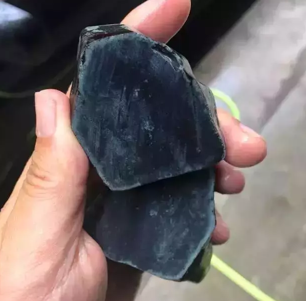 夜市地摊2千捡漏的黑皮原石,一刀切开后,老板脸色一阵滚烫!