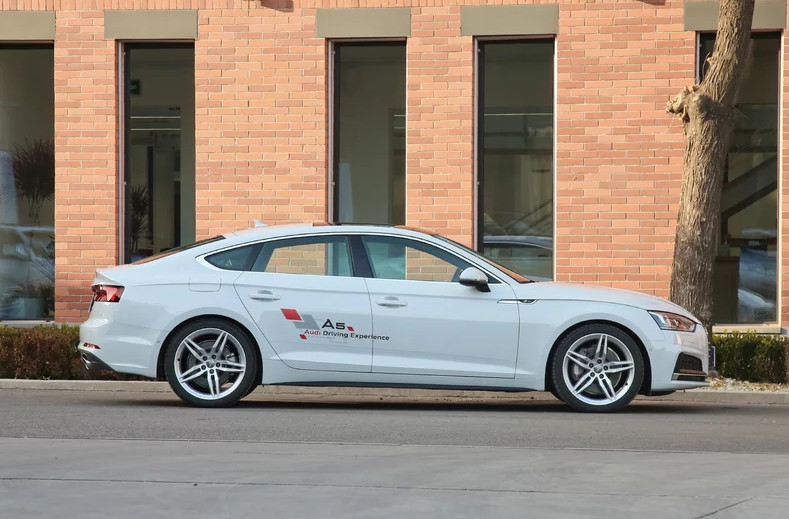 奥迪a5,年轻人的运动新选择,无框车门轿跑造型