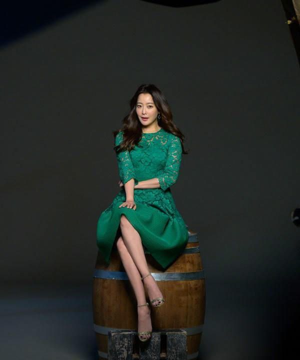 被金喜善气质折服,穿蓝色毛衣配高开叉半身裙,就美成这样?