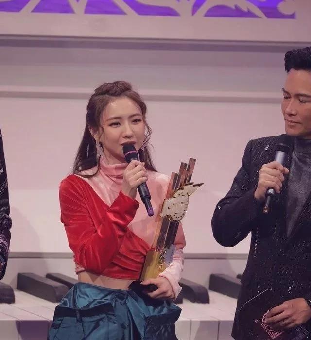 TVB女歌手连续两年夺最受欢迎女歌星奖 稳坐星梦一姐地位|女歌星|星梦|一姐_新浪新闻