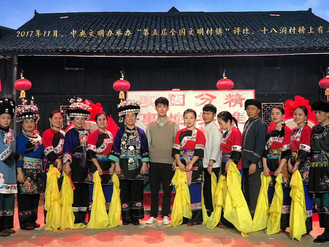 演员杨明君参加央视《故事里的中国》 以人为本为人民服务