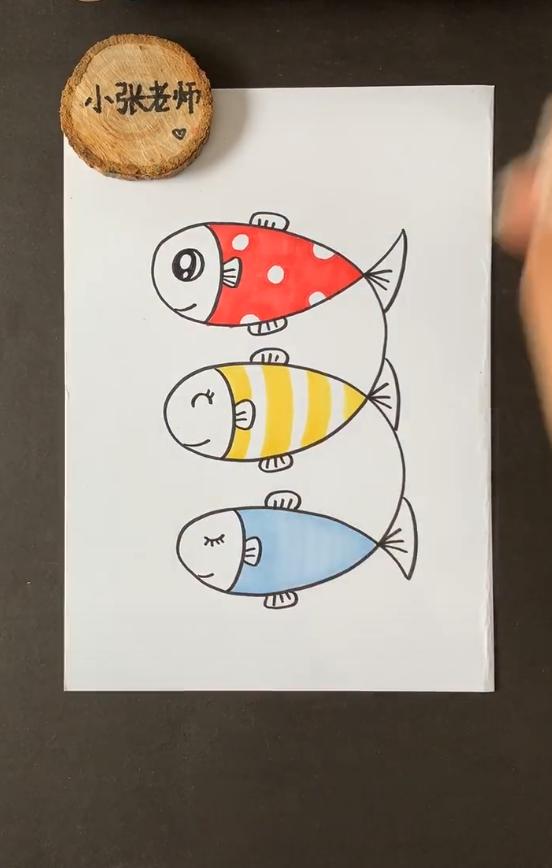 美术老师表演简笔画超萌小鱼惹人爱网友手残党的最爱