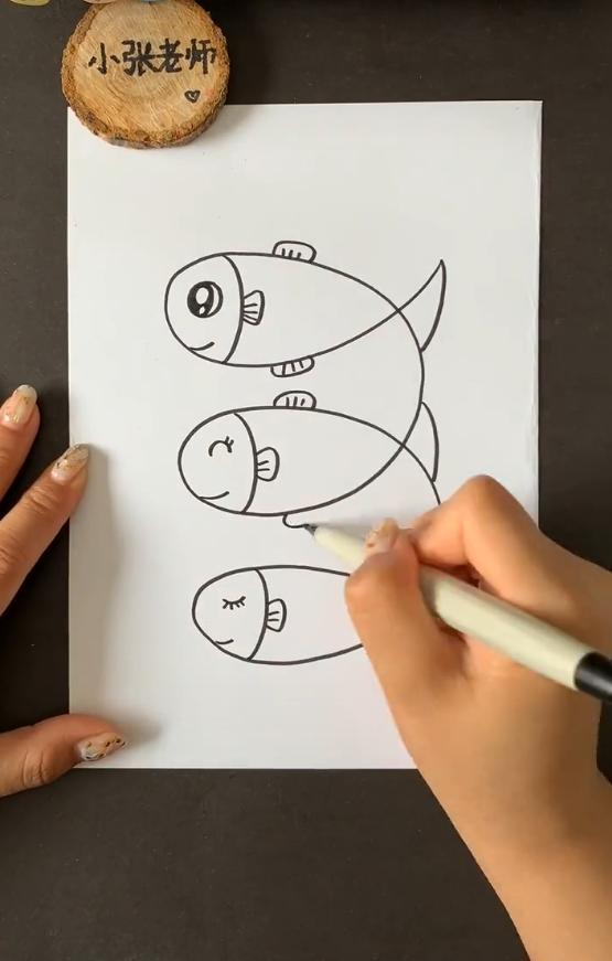 美术老师表演简笔画超萌小鱼惹人爱网友手残党的最爱